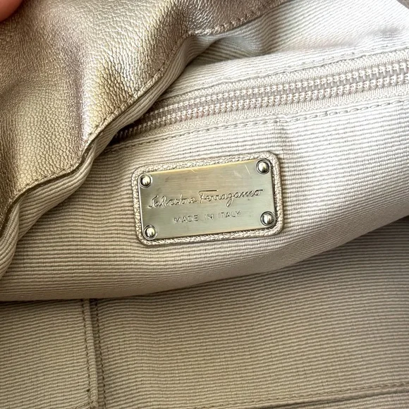 ♦️SOLD♦️ Salvatore Ferragamo Metallic Gold Beige Leather Bow Hobo Bronze Bag - Picture 10 of 16